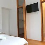 & Room's Anni