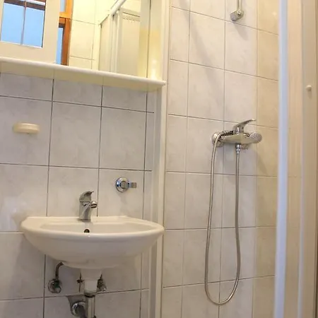 & Room's Anni Ζαντάρ