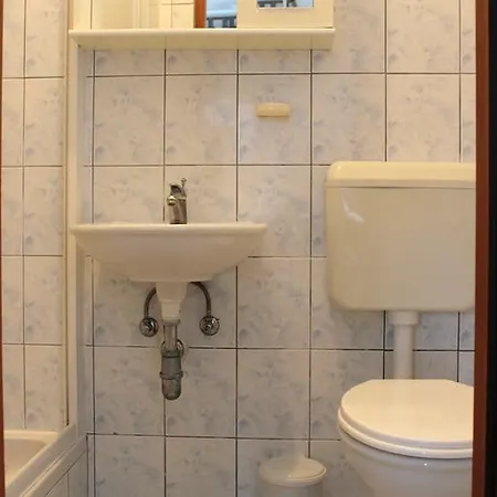 & Room's Anni Πανσιόν 3*