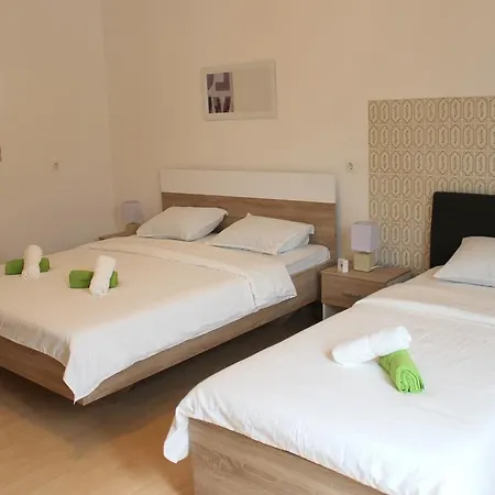 & Room's Anni Πανσιόν 3*