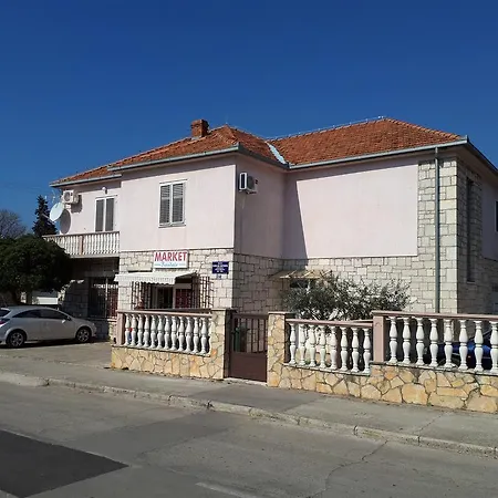 & Room's Anni Ζαντάρ