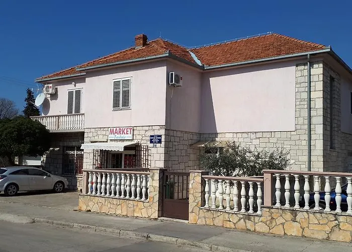 & Room's Anni זאדאר